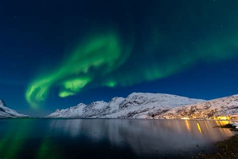 A Spectacular Aurora Sweeping Across The Sky Smithsonian Photo