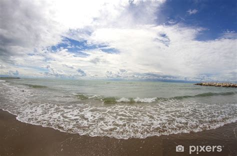 Transparant Gordijn Strand Van De Zee Met Wolken Aan De Horizon Met Een