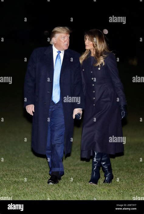 Us Pr Sident Donald Trump Geht Mit First Lady Melania Trump Auf Dem