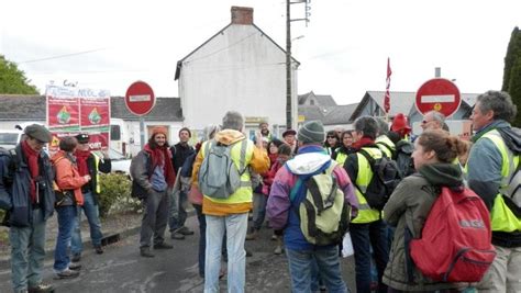 Cha Ne Humaine Contre L A Roport Notre Dame Des Landes Les Haut