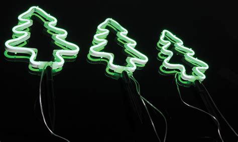 14 SPARKLY NEON CHRISTMAS LIGHTS OUTDOORS FOR YOUR HOLIDAY