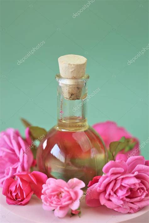 Aceite Esencial De Rosa Aromaterapia Y Masaje Aceite De Rosa Y Rosas