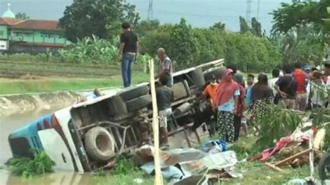 Hantam Pohon Dan Warung Mikrobus Angkut Rombongan Hajatan Terguling Ke