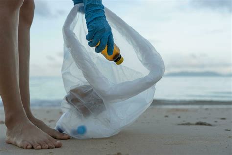 Ahorrar Agua Los Voluntarios Recogen Basura En La Playa Y Las Botellas