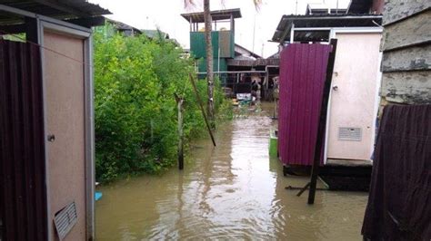 Sungai Martapura Meluap Rumah Penduduk Bantaran Di Kabupaten Banjar