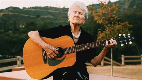 Latin Grammy 2022 Ángela Álvarez de 95 Años Recibe Premio de Mejor