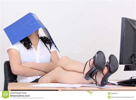 Mulher Que Relaxa No Escritório Pés Na Mesa Imagem de Stock Imagem