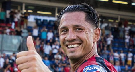 Gianluca Lapadula anotó gol en Cagliari peruano firmó el 1 1 frente a