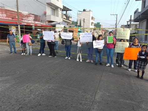 Bloquean para exigir maestro en primaria de Xalapa 5 Párrafos