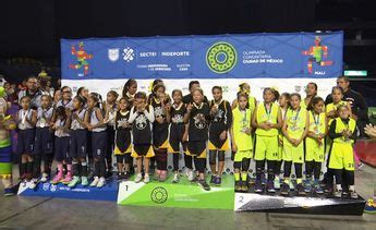 Gran Fiesta En Las Finales De Basquetbol De La Olimpiada Comunitaria