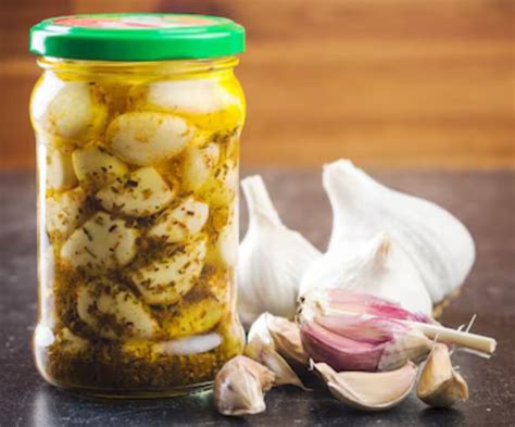 Garlic Pickle खाने की थाली में शामिल करें झटपट बनने वाला लहसुन का अचार सेहत को भी मिलेंगे ये 5