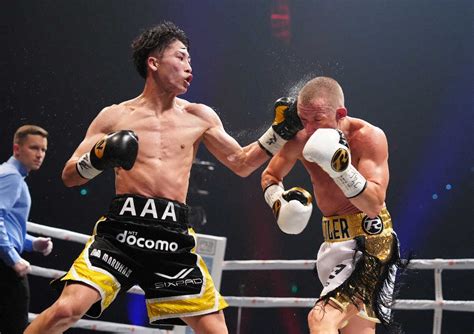 ＜世界バンタム級4団体王座統一戦 井上尚弥vsポール・バトラー＞7回、ポール・バトラー（右）にパンチを浴びせる井上尚弥（撮影・島崎 忠彦） ― スポニチ Sponichi Annex 格闘技