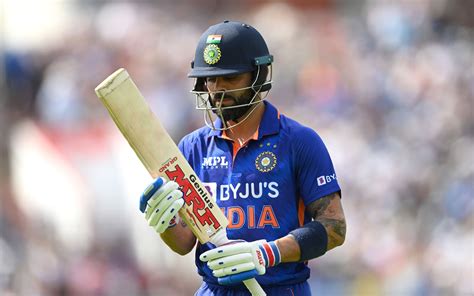 Asia Cup 2022 Live Virat Kohli Switches To Special Mrf Gold Wizard Bat