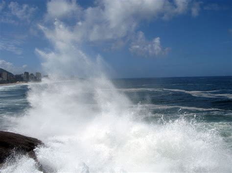 G1 Ressaca Em Mar Do Rio Tem Ondas De Até 3 Metros De Altura