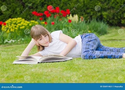 Fille Lisant Un Livre Dans Un Jardin Image Stock Image Du Propre