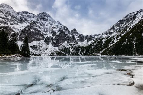 Jezioro Morskie Oko Zakryte Lodem Na Zimie W Tatrach Polska Obraz Stock