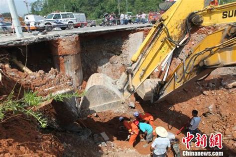 重庆一在建道路工地塌方 一工人被埋压身亡（图）救出土石凤凰资讯