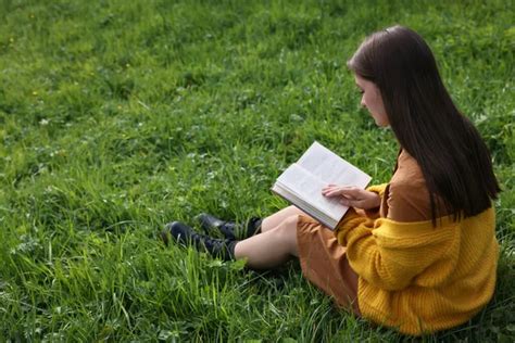 Girl barefoot reading Stock Photos, Royalty Free Girl barefoot reading Images | Depositphotos