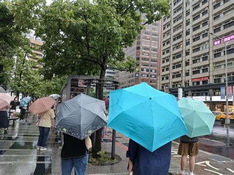 今入夜變天！東北季風增強「半個台灣有雨」 10 19鋒面襲轉濕涼