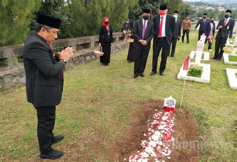 Peringati Bandung Lautan Api Yana Mulyana Ziarah Ke TMP Cikutra Foto