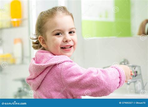 Mains De Lavage De Fille Denfant Dans La Salle De Bains Image Stock