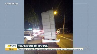 Bom Dia GO Motorista é flagrado ao transportar piscina em avenida de