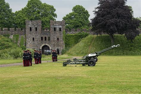 Le Feu De Royal Artillery De R Giments Un Salut D Arme Feu