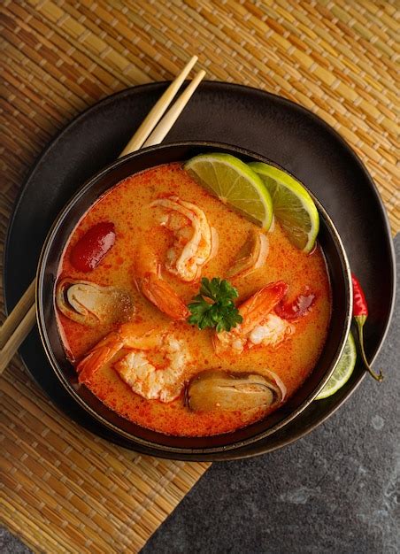 Sopa Tailandesa Picante De Tom Yum Kung Foto Premium