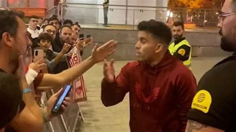 El Tenso Cruce Entre El Huevo Acu A Y Un Hincha Del Sevilla Tras El Cl Sico