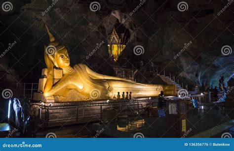 La Estatua De Oro De Budda En La Cueva De La Cueva De Wat Tham Suwan