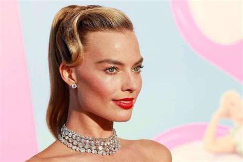 Margot Robbie S Hairstylist On Creating Her High Glamour Doll Like