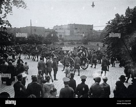 Una vista histórica de un funeral militar con el ataúd se alzó en una