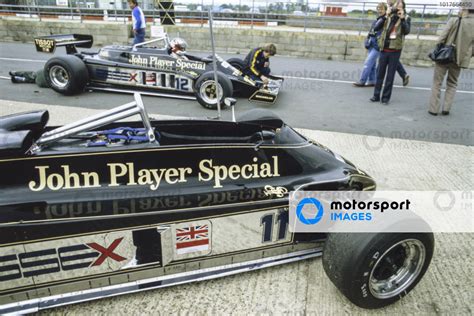 Elio De Angelis S Lotus Ford Sits Empty While Nigel Mansell Lotus