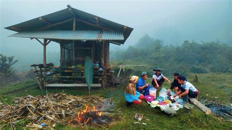 Makan Nasi Liwet Bareng Warga Di Kampung Tertinggi Di Puncak Gunung Di