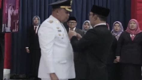 Ridwan Kamil Beri Pantun Ke Tri Adhianto Tjahyono Doakan Kemajuan Kota