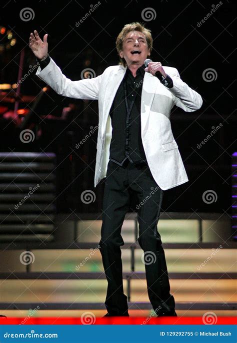 Barry Manilow Performs in Concert Editorial Image - Image of barry ...