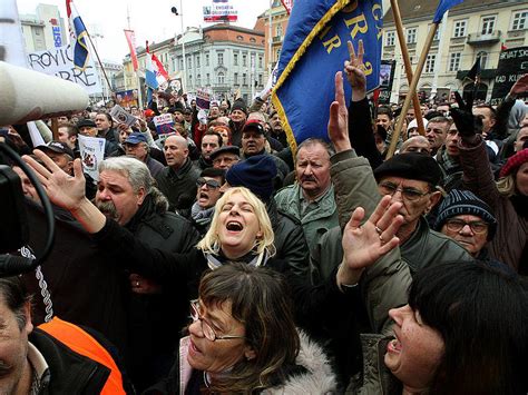 Foto Ob Mirnem Protestu Veteranov Spopad Skupine Mladih S Policijo