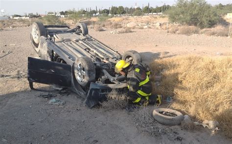 Por Exceso De Velocidad Conductor Sufre Aparatosa Volcadura En Torre N