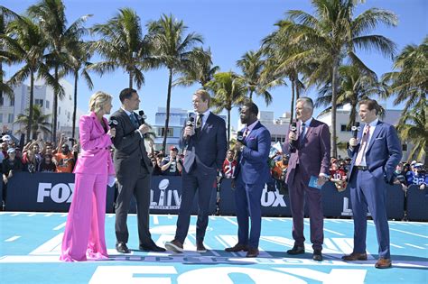 News Greg Olsen Fox Golics Future And More Sports Media Watch