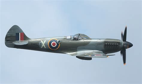 France Royaume Uni Le Spitfire Mk Xiv Rm A Effectu Son Nouveau