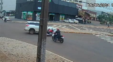 Mais Uma C Mera Registra Acidente Entre Moto E Carro Na Rua Paran