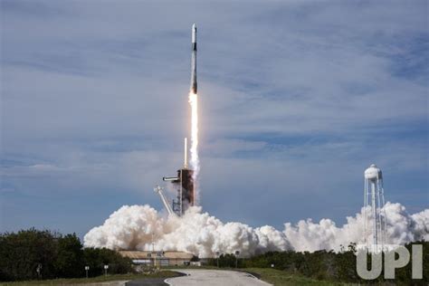 Photo Spacex Launches Dragon 2 On Cargo Resupply Mission From The Kennedy Space Center