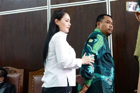 Foto Perut Tampak Buncit Jennifer Dunn Dikabarkan Hamil