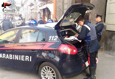 Vittoria Automobilista Nervoso Durante Un Controllo Dei Carabinieri