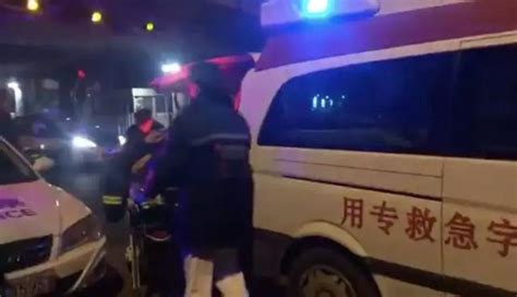 男子醉酒掉進護城河冰窟窿，消防員寒夜成功救援 每日頭條