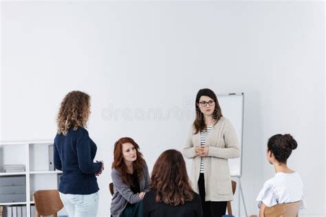 Grupo De Jovens Mulheres Que Falam O Assento Em Um C Rculo Conceito