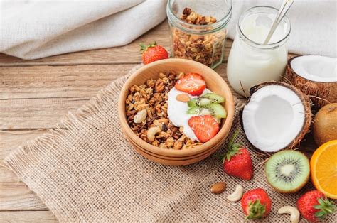 Granola Con Yogur Griego Y Frutas Sobre Un Fondo De Madera En Estilo