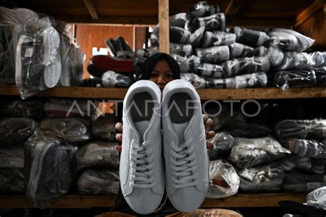 Produksi Sepatu Ukuran Besar Antara Foto