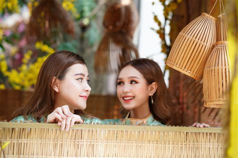 Diện đồ o ép vòng hot girl lai Tây khiến người xem muốn ná thở