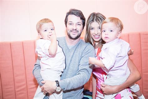 Foto Marcelo Serrado posa os gêmeos Felipe e Guilherme e a mulher